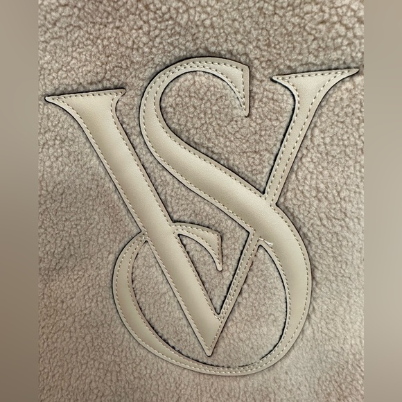VICTORIA'S SECRET
Fleece TOTE - Picture 3 of 5